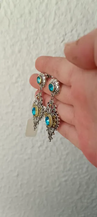 Pendientes largos con piedras turquesa