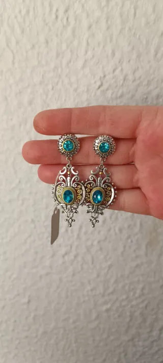 Pendientes largos con piedras turquesa