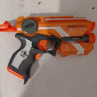Pistola de juguete NERF naranja y gris