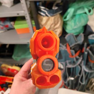 Pistola de juguete NERF naranja y gris