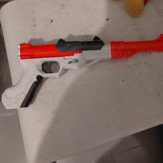 Pistola de juguete NERF naranja y gris