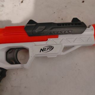 Pistola de juguete NERF naranja y gris