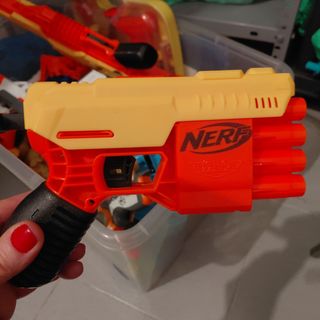 Pistola de juguete NERF naranja y gris