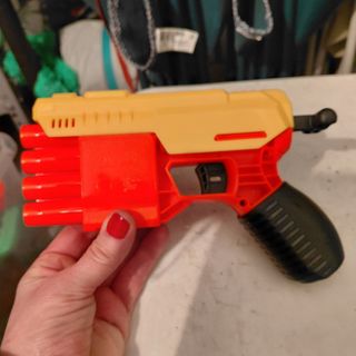 Pistola de juguete NERF naranja y gris