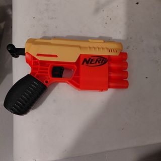 Pistola de juguete NERF naranja y gris