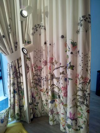 Tende in tessuto con stampa floreale