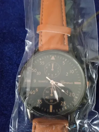 Reloj y pulseras de cuero