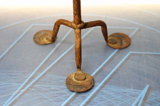 Candelabro antiguo artesanal, forja. Preciosa pátina dorada.