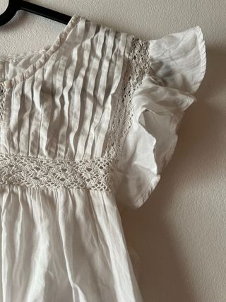 Blusa blanca con encaje y volantes