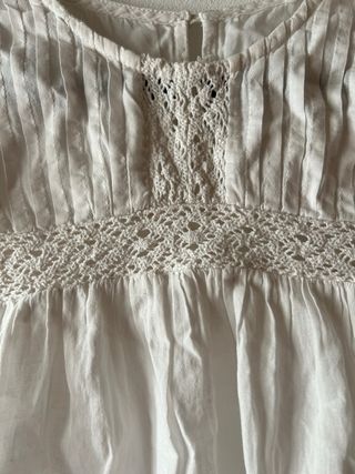 Blusa blanca con encaje y volantes