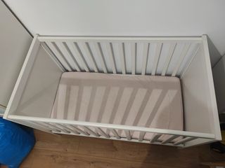 Cuna de bebé blanca