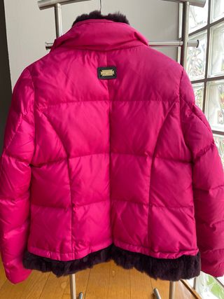 Plumífero rosa con detalles marrones