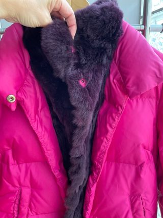 Plumífero rosa con detalles marrones