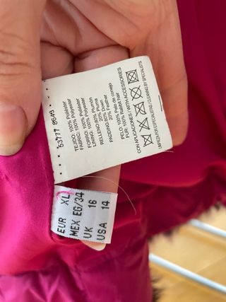 Plumífero rosa con detalles marrones