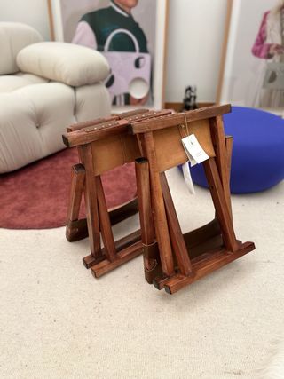 Taburetes plegables de cuero y madera