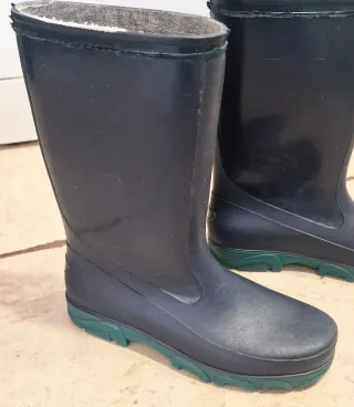 Botas de agua azul marino y verdes