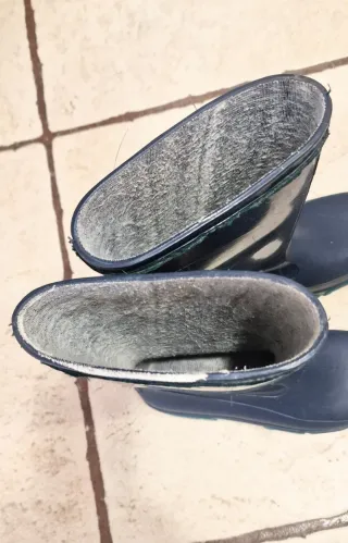 Botas de agua azul marino y verdes