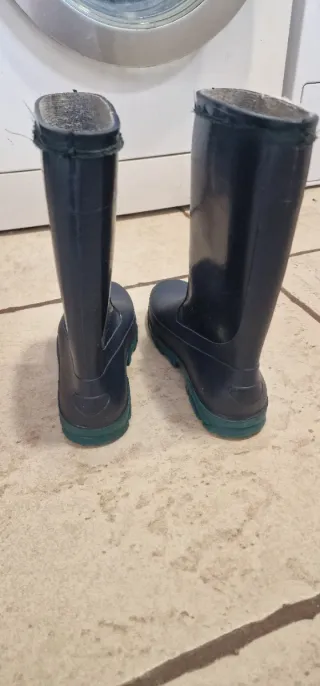 Botas de agua azul marino y verdes