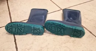 Botas de agua azul marino y verdes