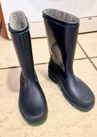 Botas de agua azul marino y verdes