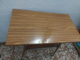 Mesa auxiliar con ruedas