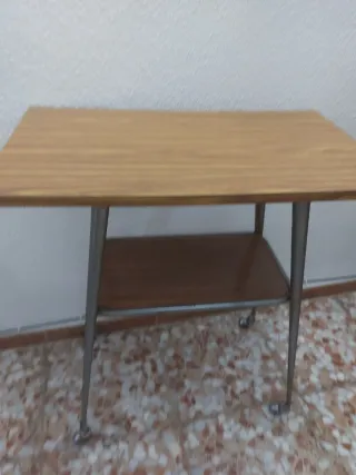 Mesa auxiliar con ruedas