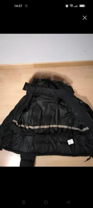 Chaqueta de plumas negra con capucha