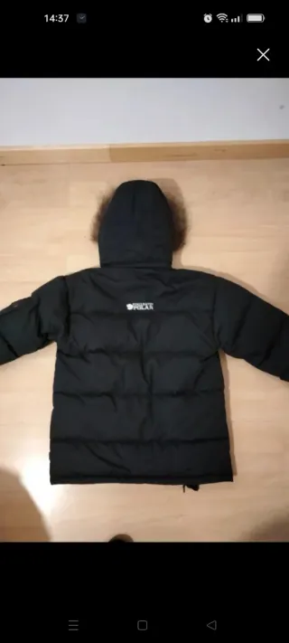 Chaqueta de plumas negra con capucha