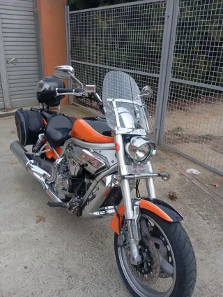 Moto Custom Naranja y Negra