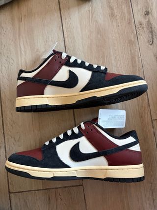 Nike Dunk Low bordeaux e nero