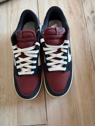 Nike Dunk Low bordeaux e nero