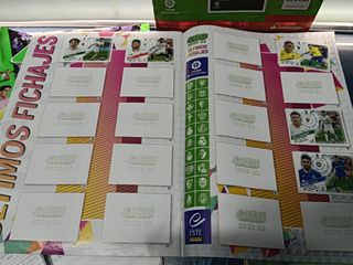 Álbum de cromos de futbol, Futbol Liga 2022-23. casi Completo. Panini ( faltan 4 cromos)
