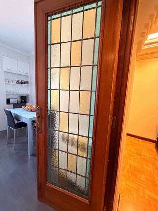 Puerta de madera con vidrieras Dos unidades