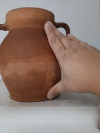 Cántaro de barro rústico con asas