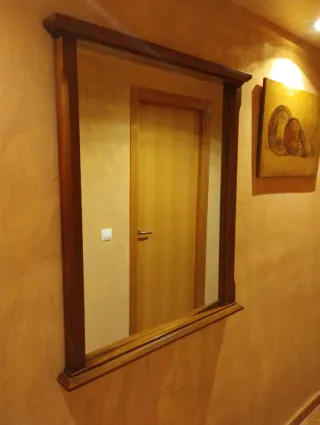 Espejo grande de madera maciza. Nuevo.