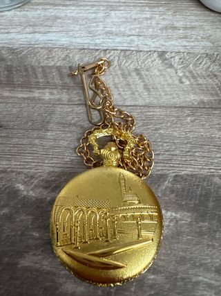 Reloj de bolsillo dorado con cadena