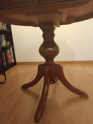 Mesa de comedor redonda y extensible de madera