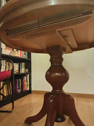 Mesa de comedor redonda y extensible de madera