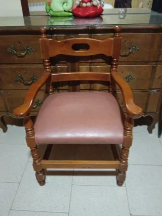 Silla de madera con asiento de polipiel