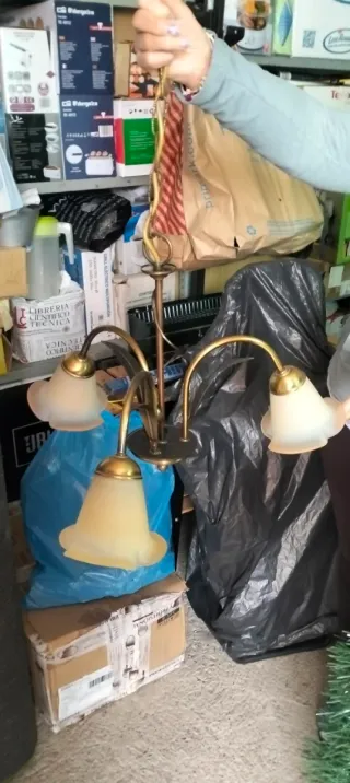 Lámpara de salón dorada y de cristal