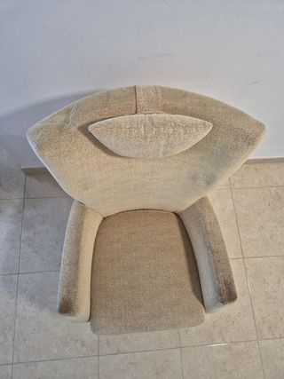 Sillón de tela beige