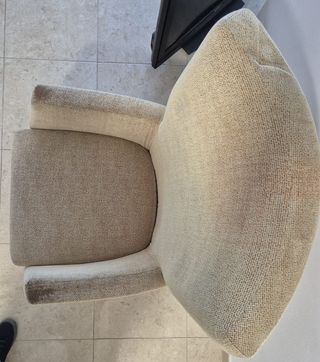 Sillón de tela beige