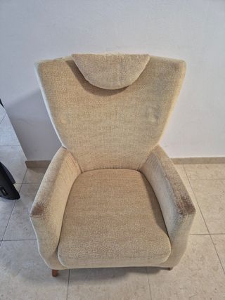 Sillón de tela beige