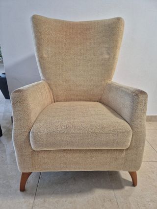 Sillón de tela beige