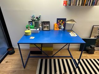 Scrivania in acciaio blu The Masie