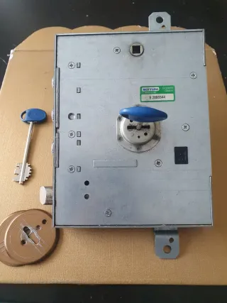 Serratura porta blindata con chiavi