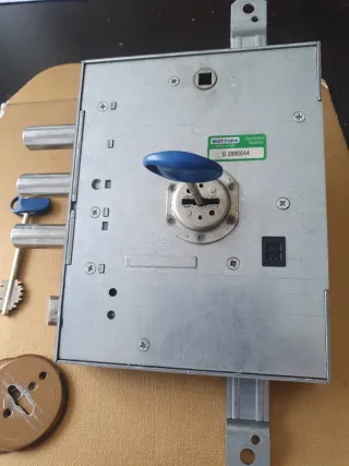Serratura porta blindata con chiavi