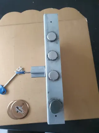 Serratura porta blindata con chiavi