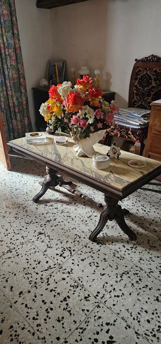 Tavolo basso in legno con piano in marmo