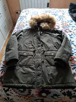 Abrigo verde militar con capucha